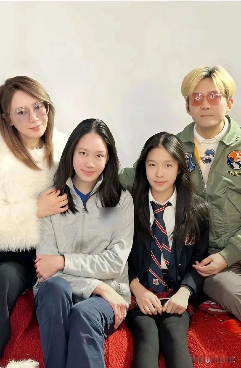 还记得《还珠格格》里的“塞雅公主”和《粉红女郎》里的“余露”吗？演员张恒晒全家