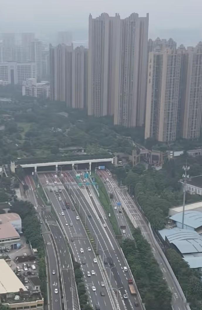 这个商品房小区建在广州环城高速的上方，成为广州第一个悬在高速公路上的空中花园式的