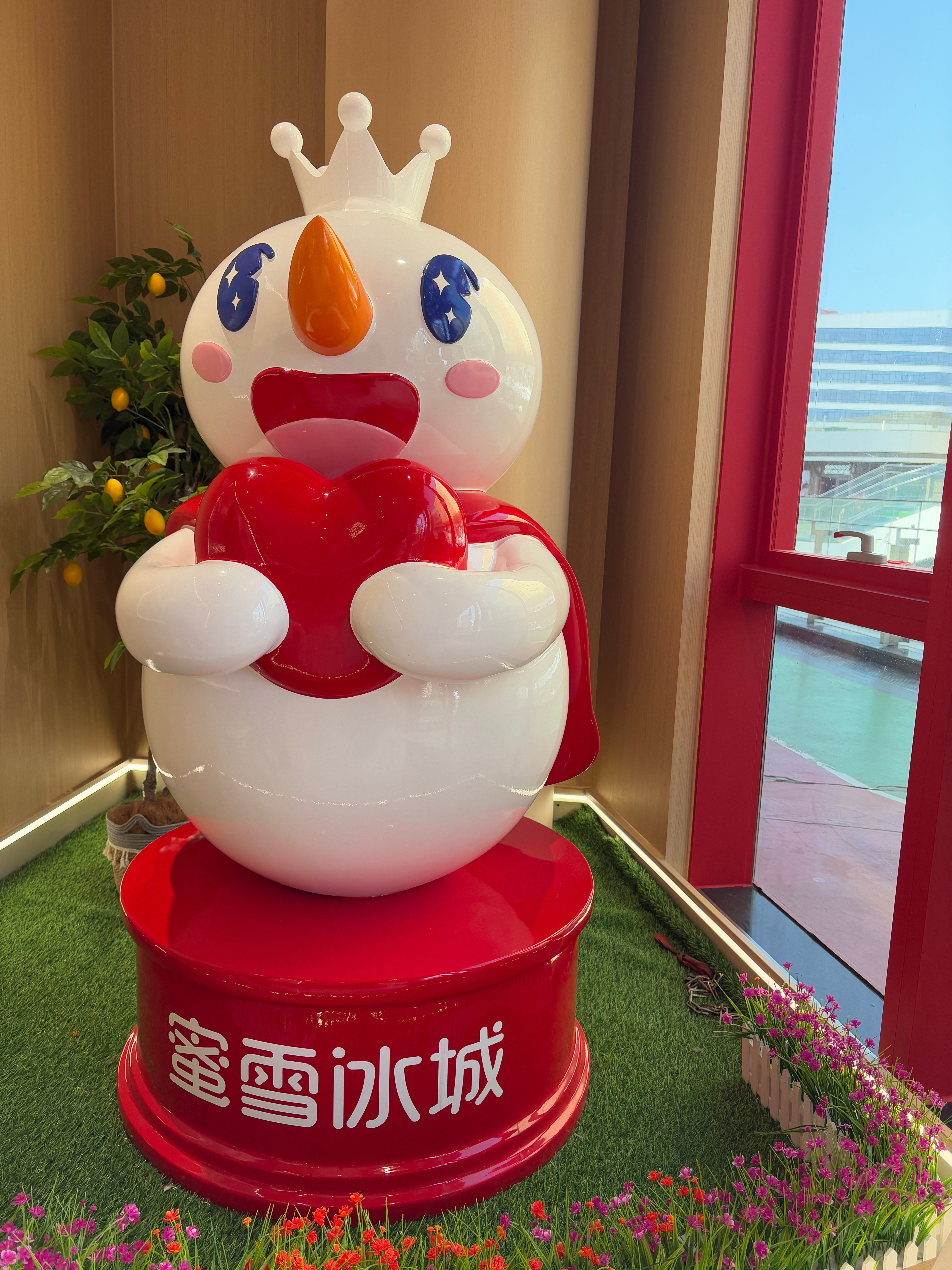 杭州蜜雪冰城旗舰店，超级大。各种零食、手办、奶茶、冰淇淋，带着娃一起办年货！抽到