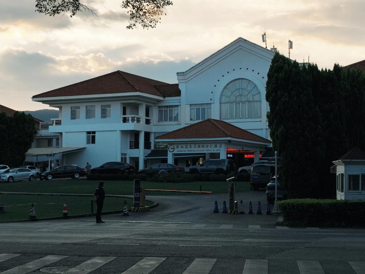 与昆明99世博会同期开业的滇池温泉花园国际大酒店，隶属于北京神玉种玉文化集团。
