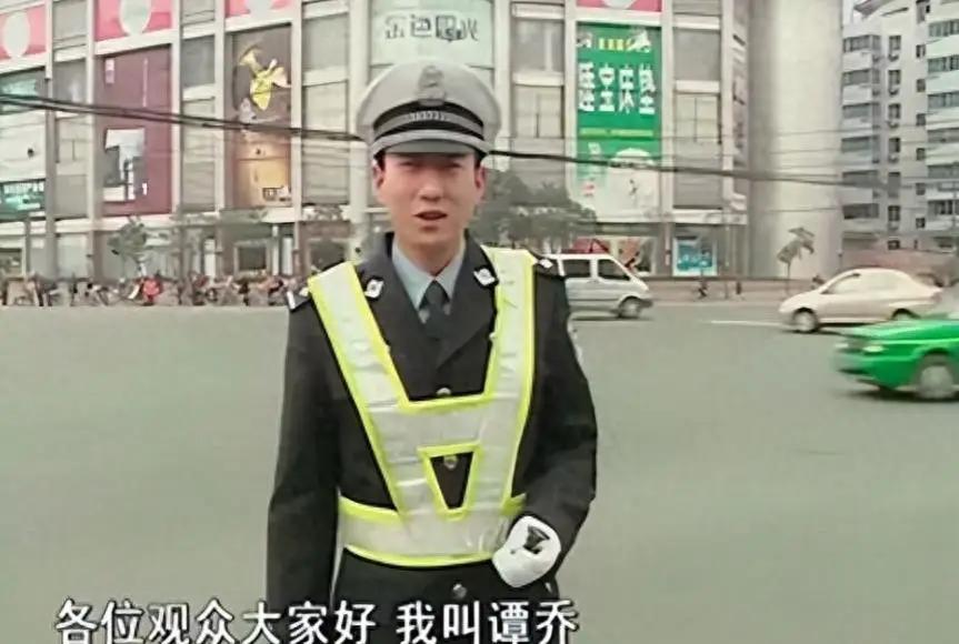 成都街头那个拦下违章车辆、笑着聊二仙桥怎么走的“谭警官”，在2026年4月的一场