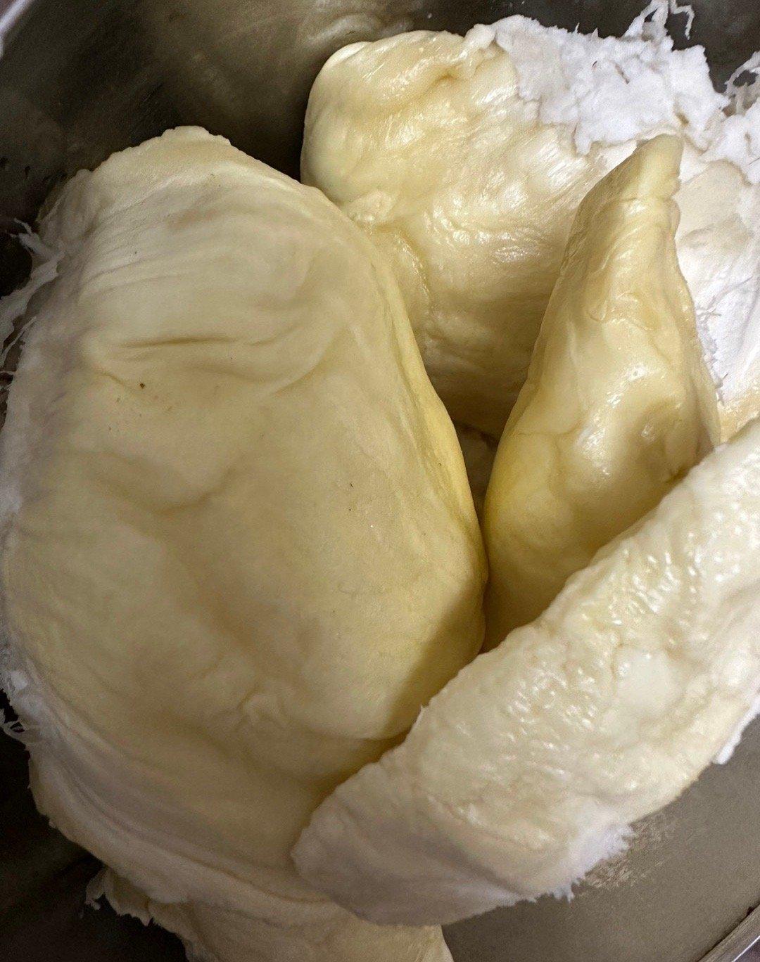 爱吃榴莲的人，最近应该笑开了花。金枕榴莲零售价跌到了19.9元一斤，批发市场