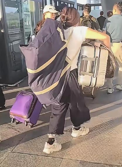 女孩拖着行李箱一路小跑，刚冲到检票口，箱子竟“砰”地炸开。路人正要惊呼，眼