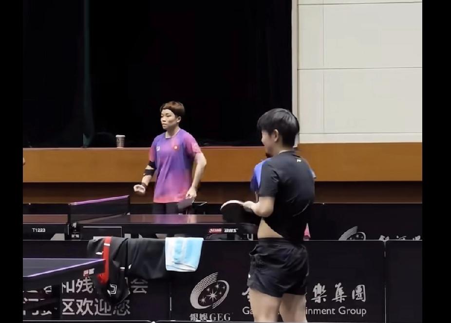 训练场上的“小魔王”孙颖莎，可爱又认真训练场上的孙颖莎，真的是活力满满又可