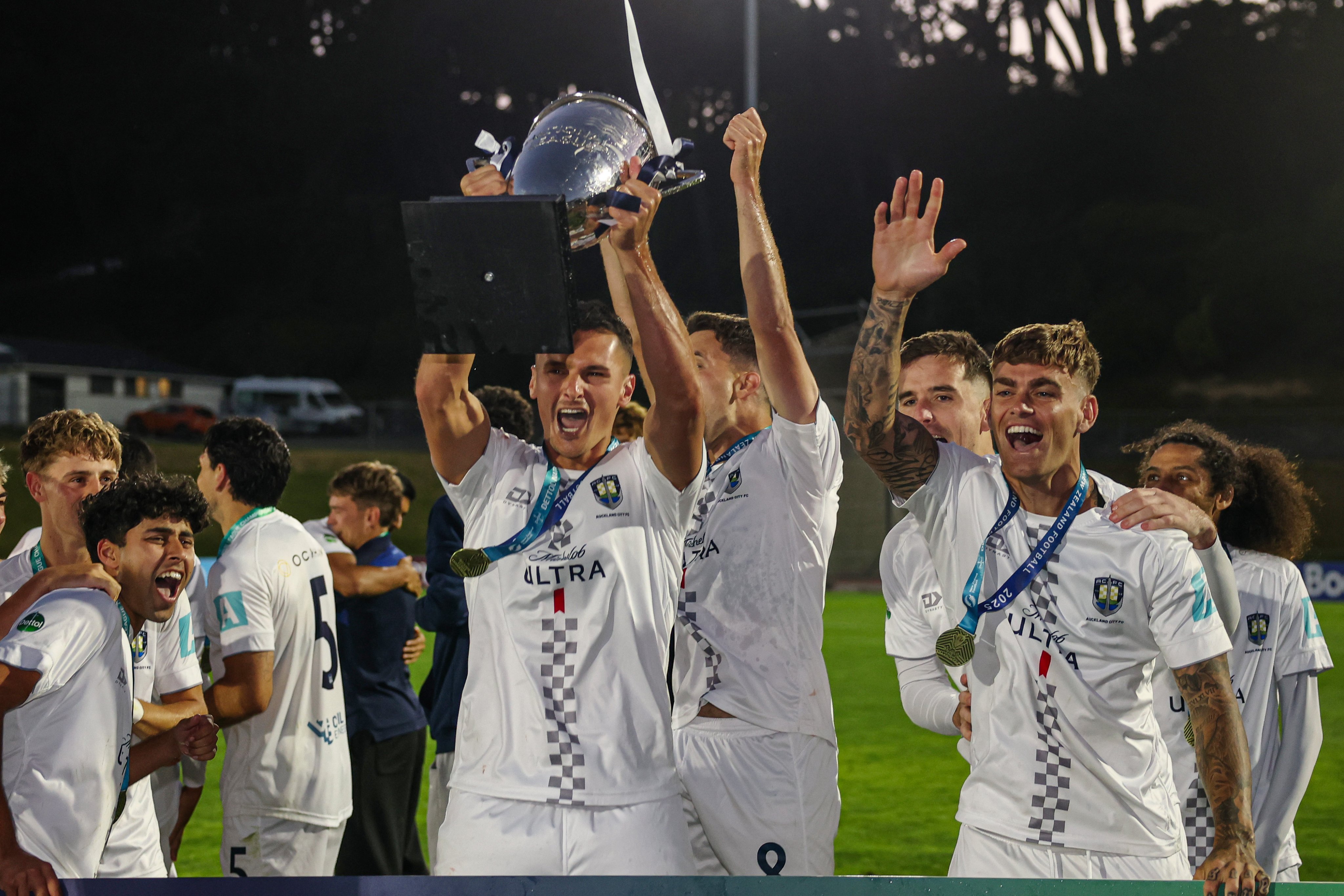 大洋洲足球的新阶段周通所在的奥克兰城再次夺得新西兰全国联赛冠军，将继续参加大洋洲