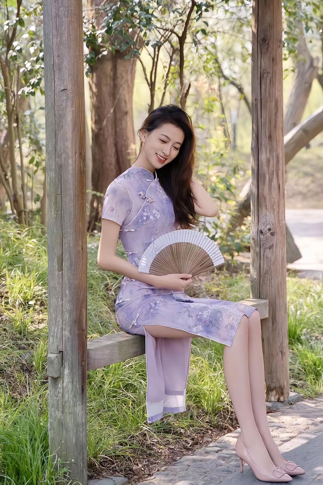 别再只盯着五官了！真正的美女，美在骨不在皮，美在魂不在貌。她或许没有惊艳的容