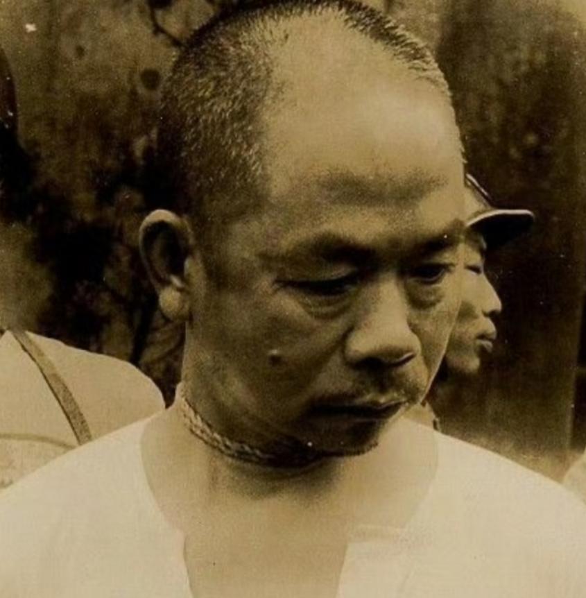 这不是剧照，而是吴石将军牺牲前，敌人给他拍下的最后一幕镜头，此时的他表情凝重，虽