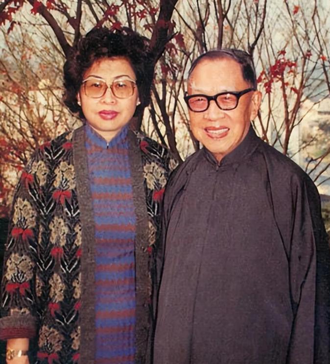 1956年，国学大师钱穆，61岁时三婚迎娶27岁胡美琦。新婚夜，他盯着如花似玉的