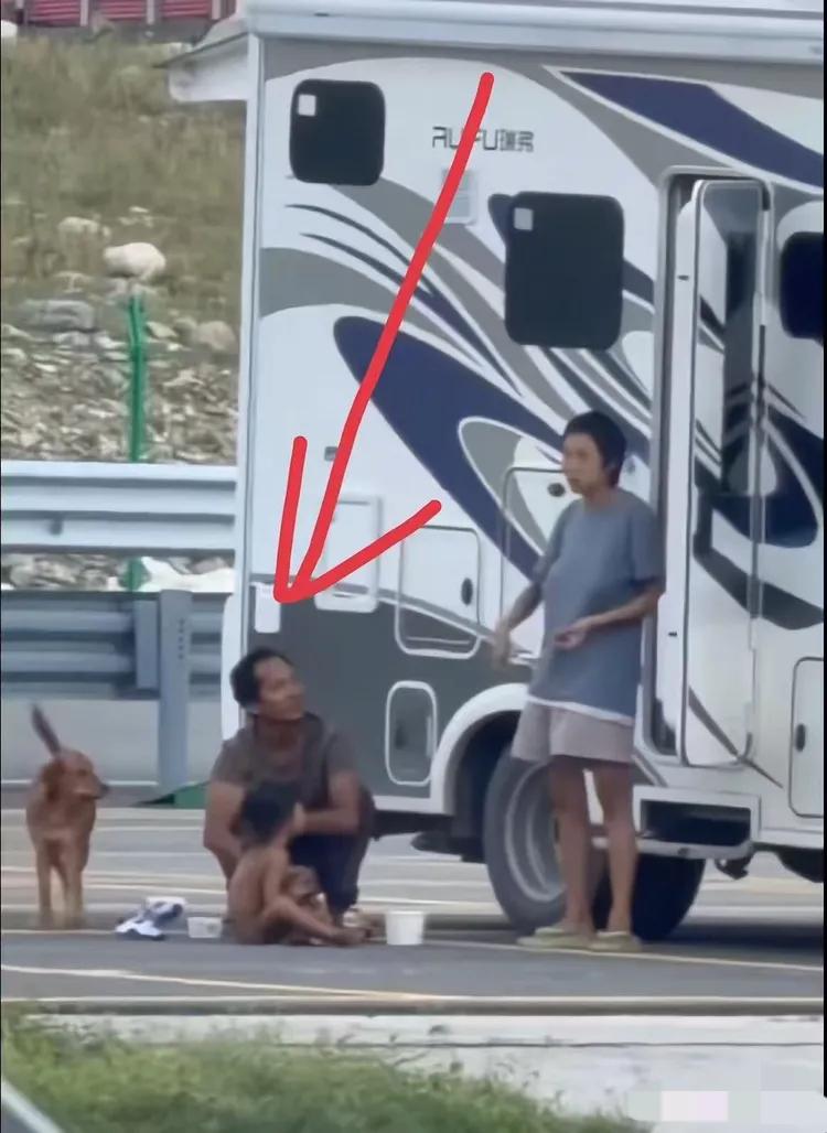 “野人小孩”的父亲是一个狗场的老板，两人有一个很大的养狗场，厂里还养有马，更离谱