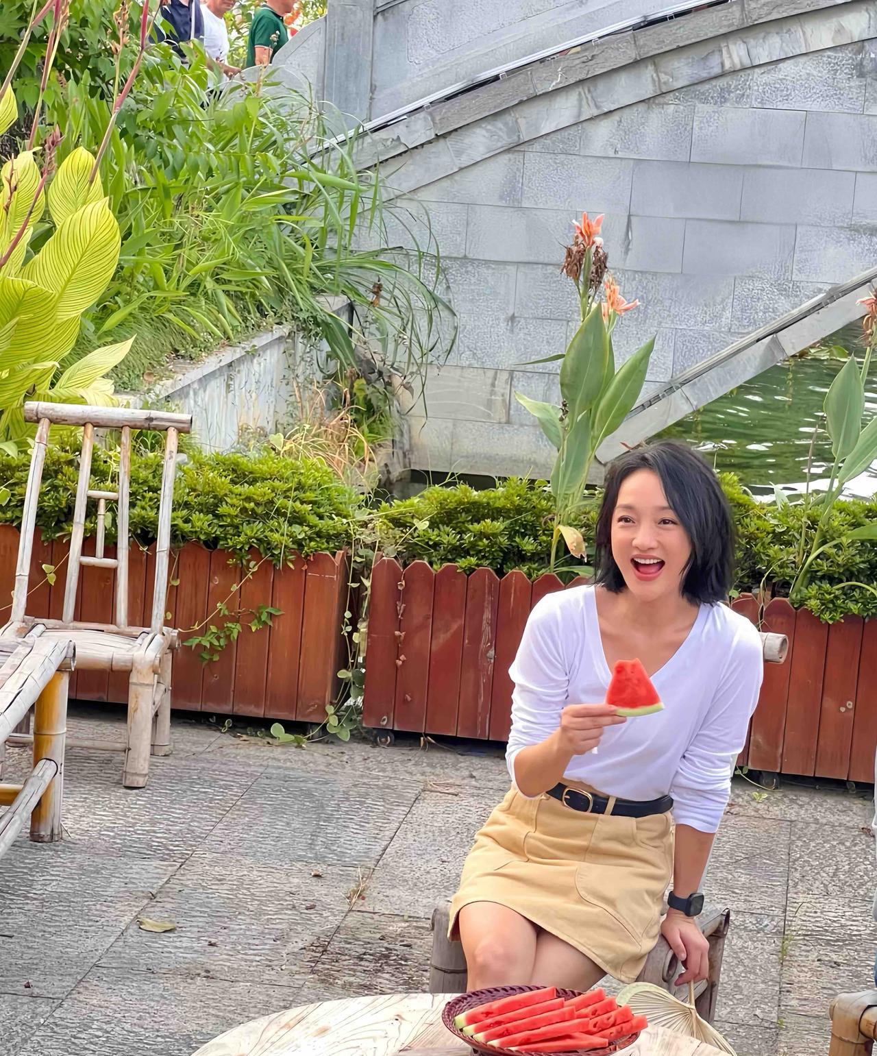 近日，周迅现身江西，她身穿白色上衣配小短裙，笑起来真的好甜，本人好美啊。#周迅#