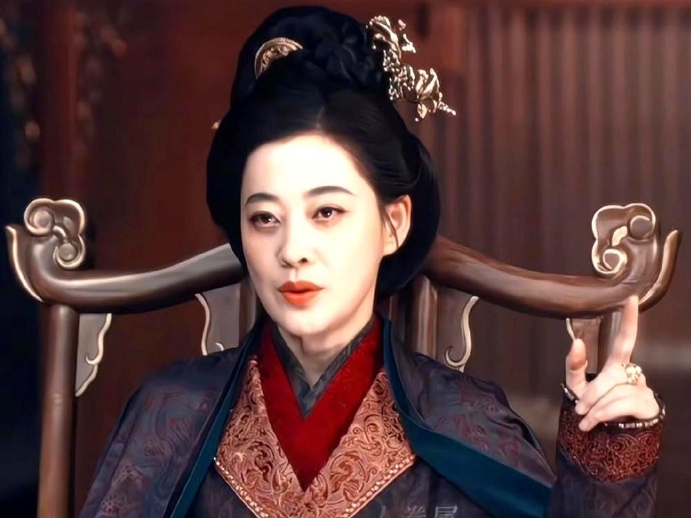 50岁的梅婷，这次真有点“拼”过头了！导演刚喊“卡”，她整个人就蹲了下去，手