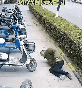 现在有很多老人，怎么就见不得路边，放着有电动车，共享单车，自行车，这东西的呢？。