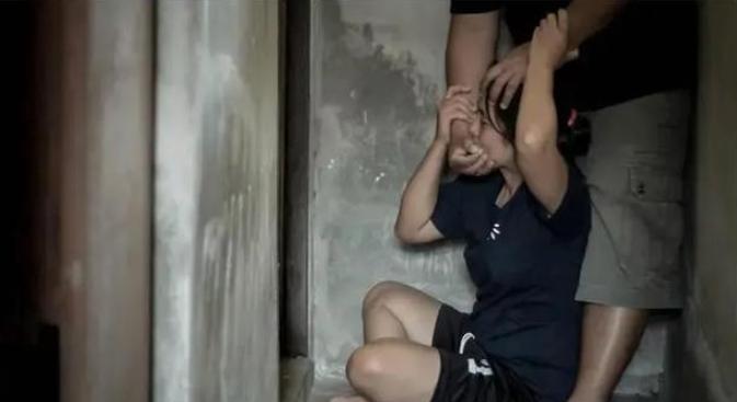 广西5旬男子欲与妻子同房时，却被妻子拒绝。男子恼羞成怒，遂用辣椒水喷妻子的脸部、