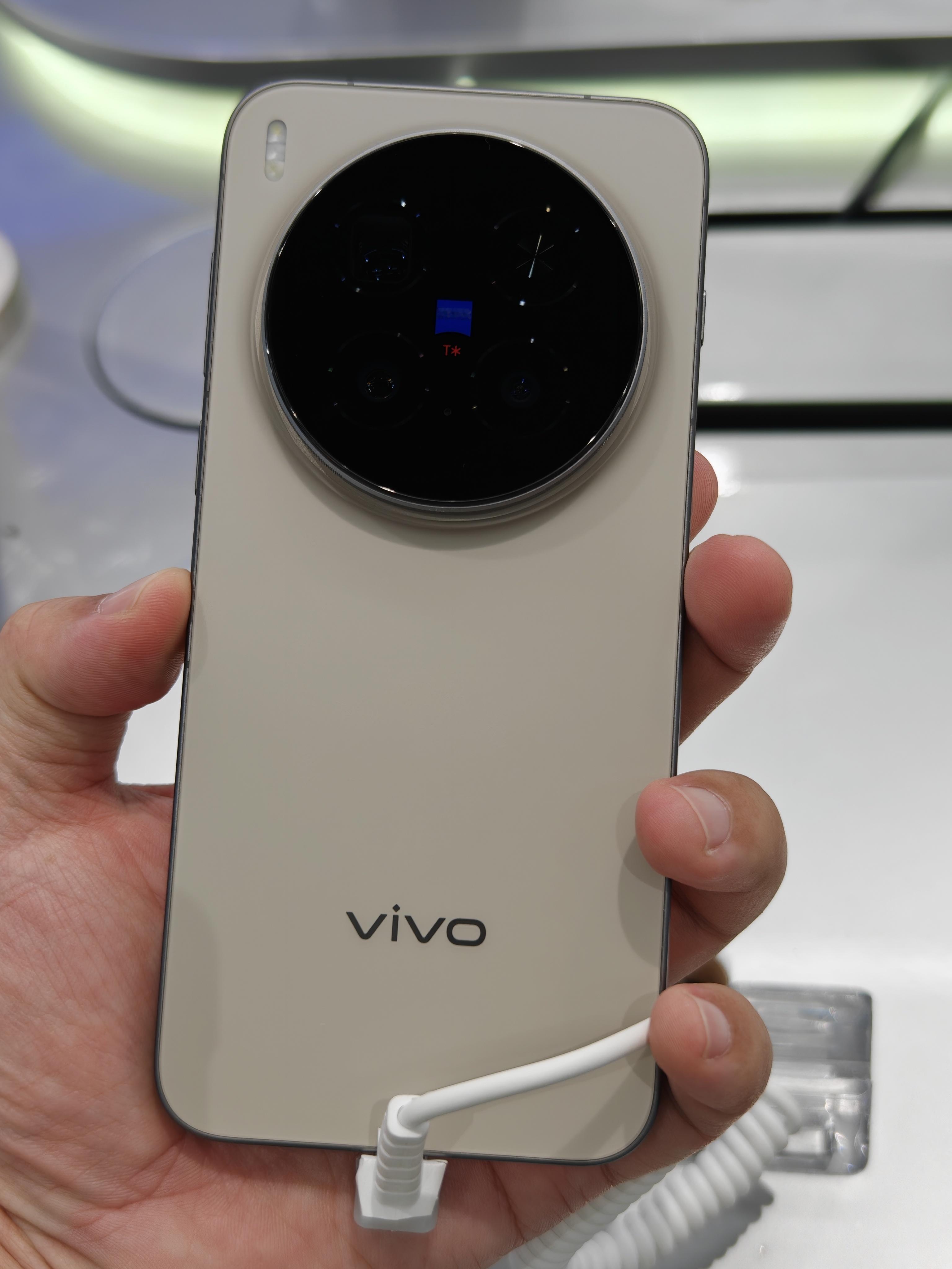 VIVOX300系列居然样机上了，机身质感不错，至少比iPhone17Pro系