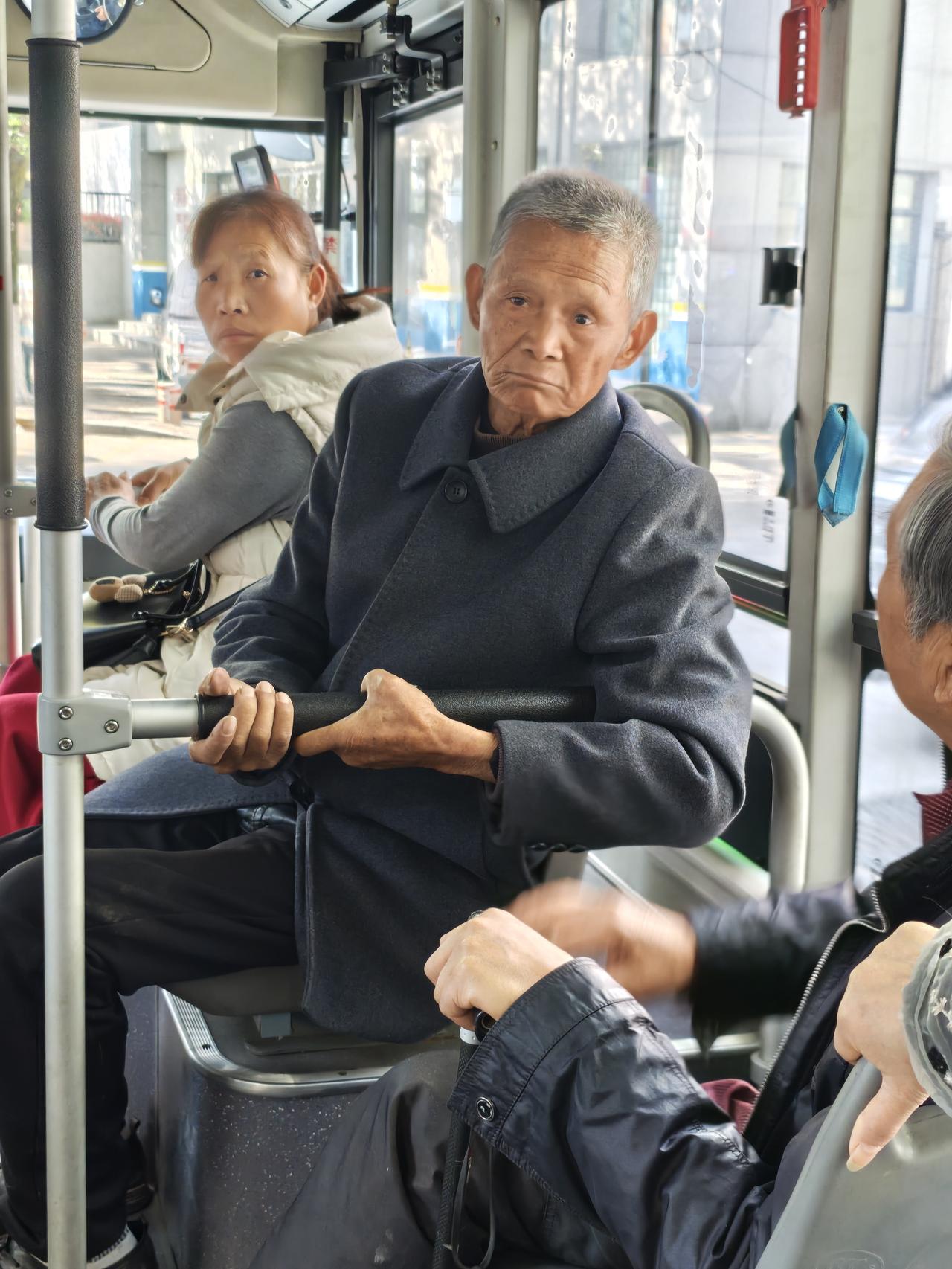 在公交车上，偶遇一位自称“百岁”老人。老人侃侃而谈，称自己已经105岁，前几年