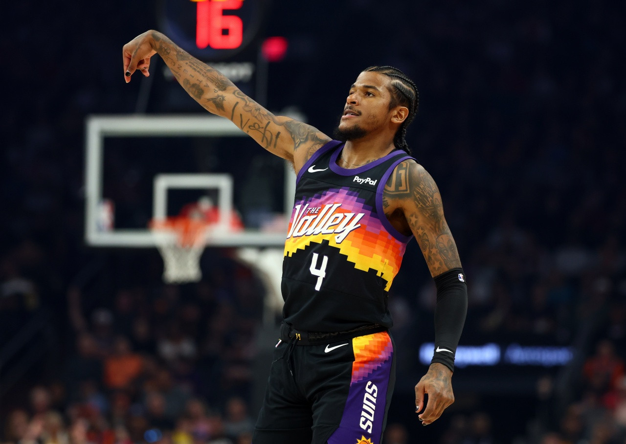 格林有中距离吗格林在火箭有中距离吗？今天两三个中距离挺不错，空中姿态保持