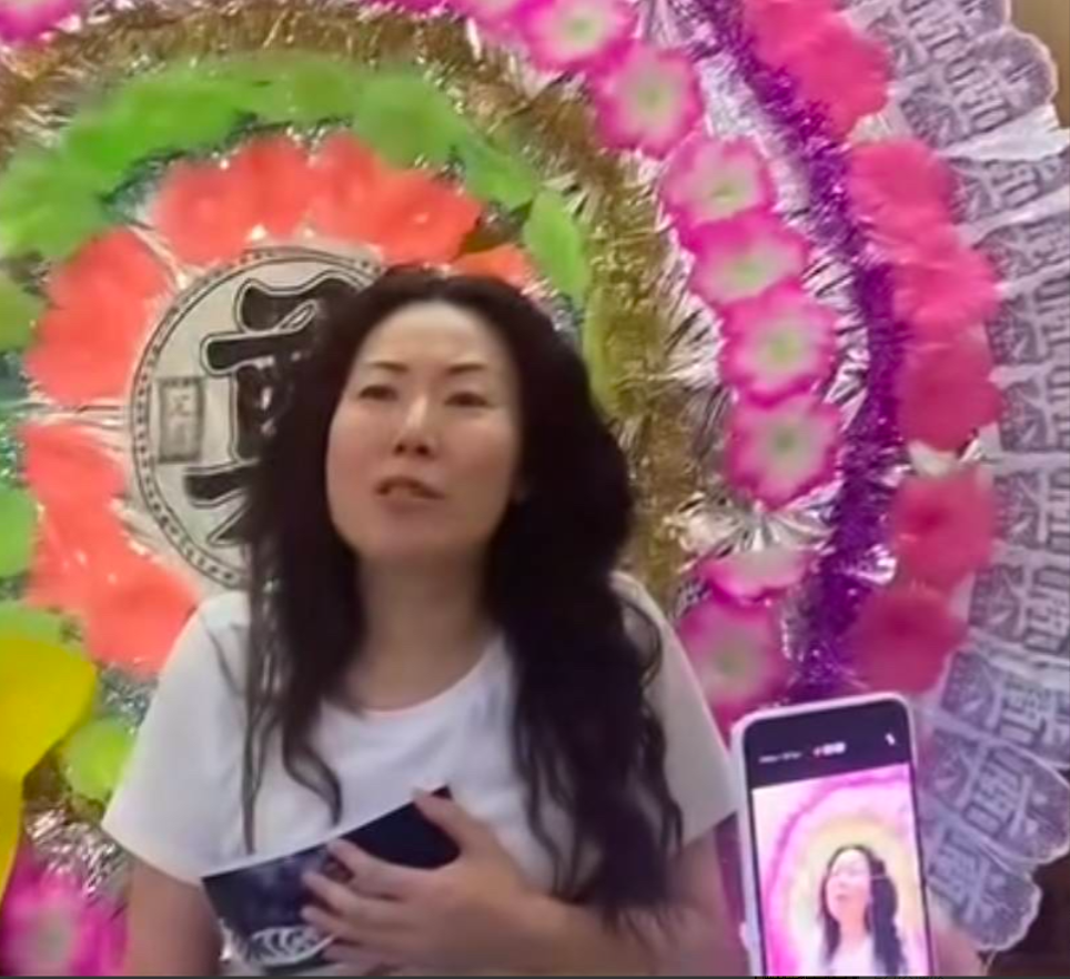成都27岁死于家门前的妈妈真是可怜女儿13岁就丧偶把所有的希望寄托在女儿身上