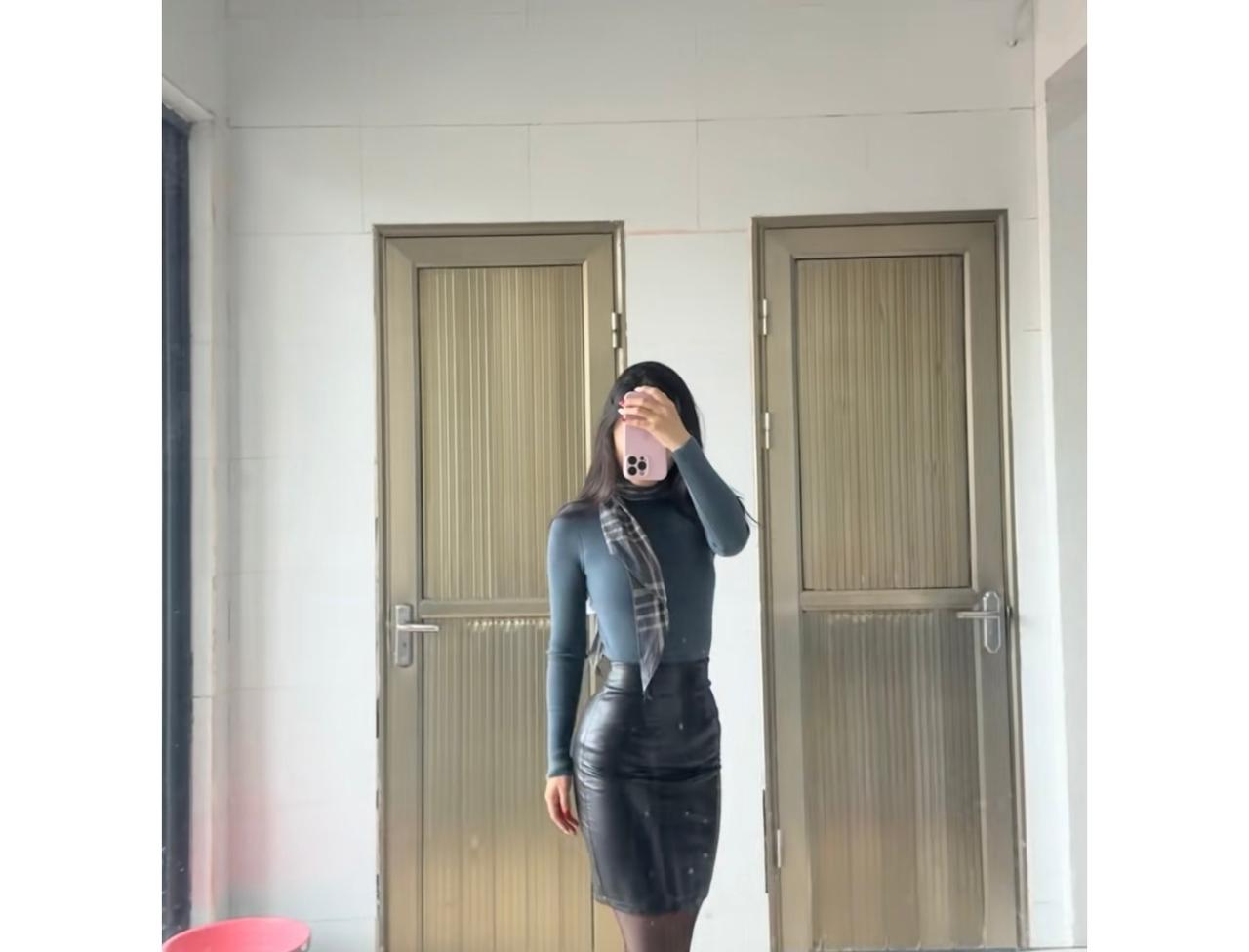 这女人穿着皮裙真有范儿！这是什么体型？梨形身材？梨形个身材穿搭女梨形身材穿搭