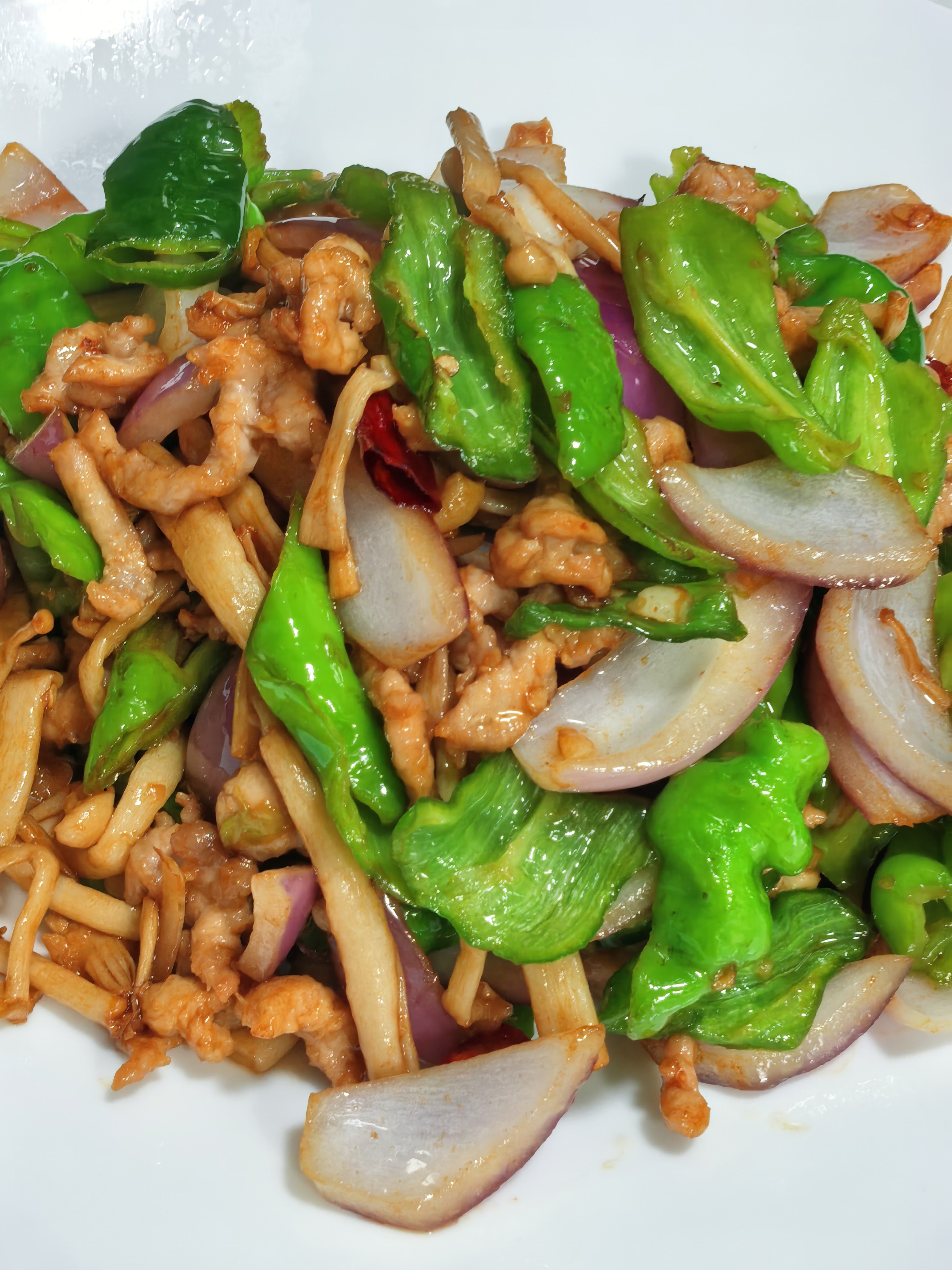 午餐：蒜香炸鸡翅，辣椒炒肉，麻辣牛蛙，黄瓜炒鸡蛋，蒜蓉炒蒿子秆，鸡蛋炒河粉。