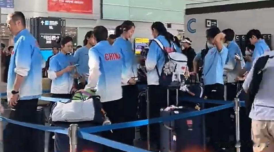 中国女排已安全抵达上海。她们于9月23日落地上海浦东机场，此前刚结束第20届亚运