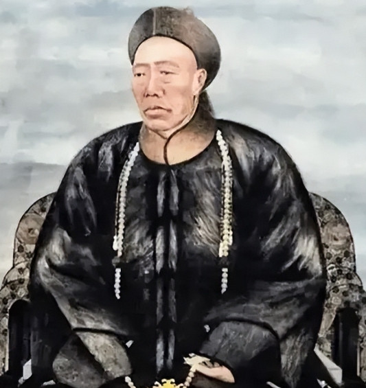1908年慈禧太后去世，李莲英请求回老家养老。隆裕太后面色不善，心想：“你做了多