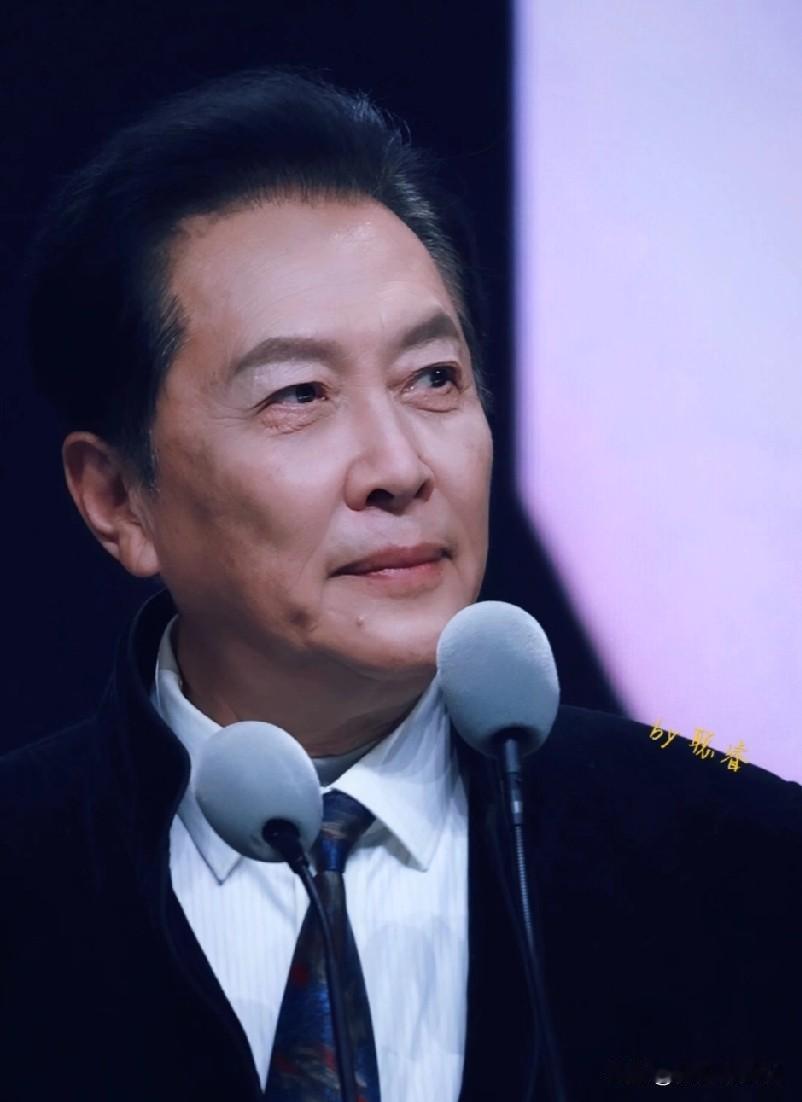 看唐国强近几日那个访谈，心里真挺五味杂陈的！何晴生病后，当年那些所谓的“亲