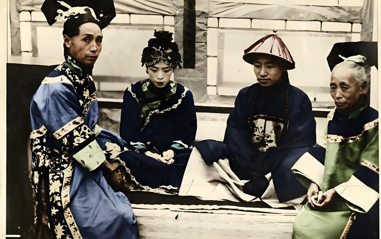 这张照片记录了清代一场传统婚礼，画面中四位身着清代服饰人围坐一处，居中者妆发精致