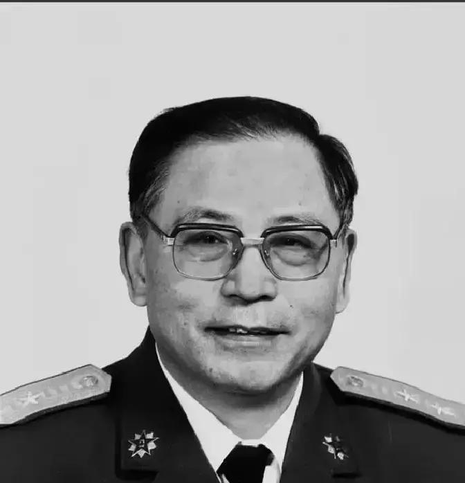 1950年，粟裕正在汇报工作，门突然被撞开。李克农冲进来，声音发颤：“粟裕同志，