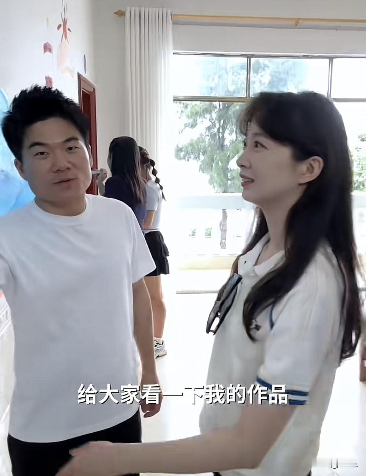 董宇辉说了，人基础画就不基础当他跟张扬解说自己的作品时充分说明了一件