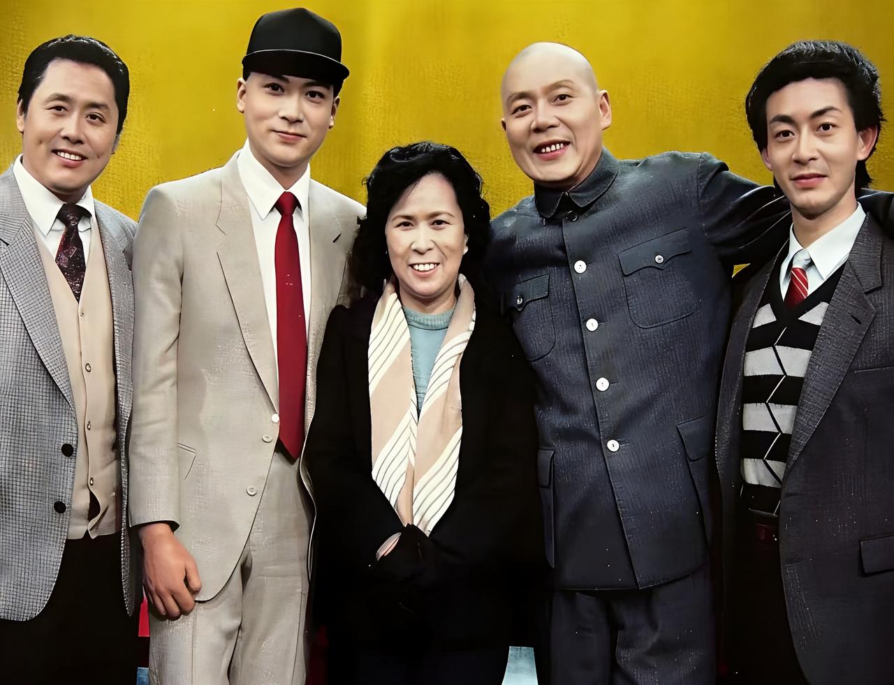 这是杨洁导演与迟重瑞、六小龄童、马德华还有闫怀礼在一起。四人都将杨洁导演看作自己