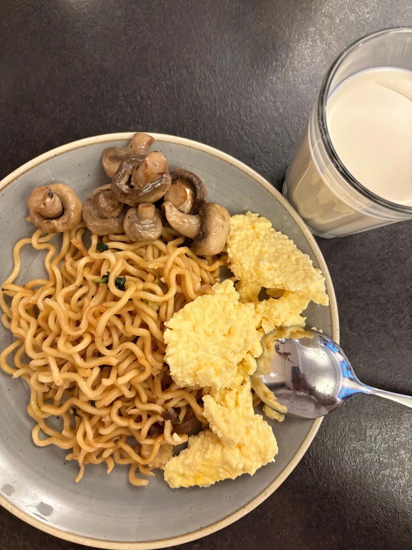 来德国吃的最好吃的早餐就是在酒店吃的不过这边的物价是真高国内16元一碗的西红