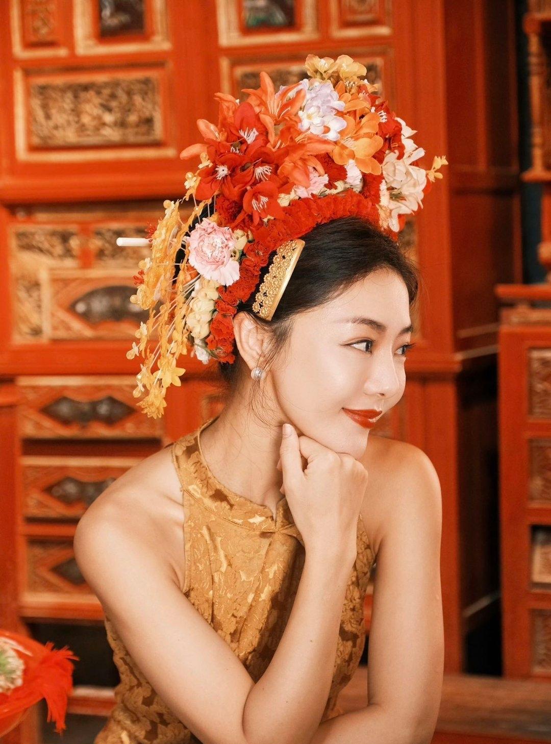 邓家佳金旗袍簪花图！