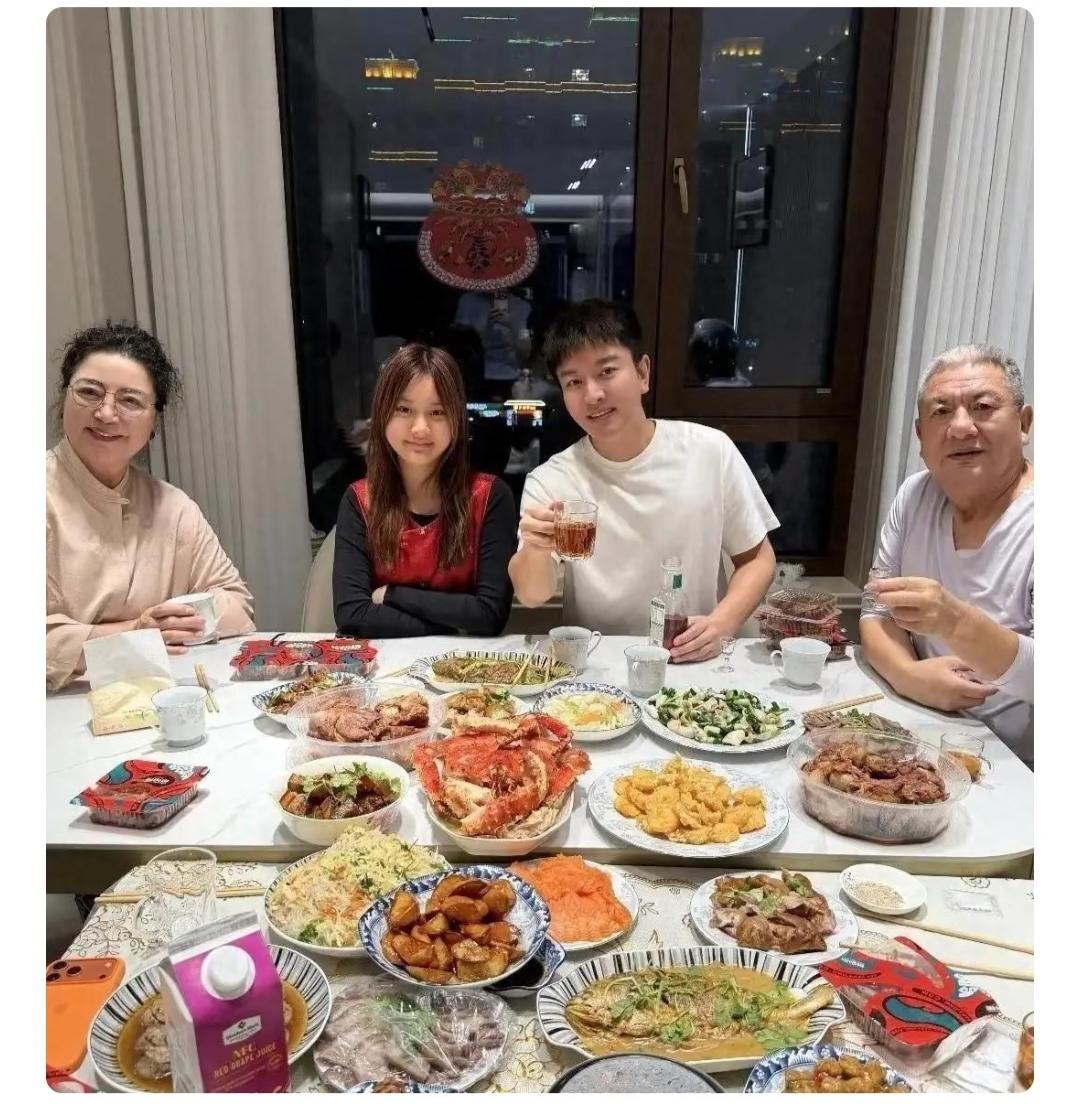 贾乃亮晒年夜饭冲上热搜不是家人的团聚，不是惹眼的帝王蟹，也不是帅气的爸爸，而是