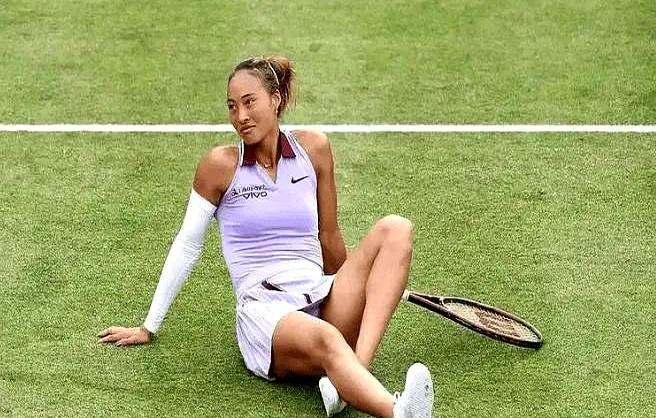 半年没打球，排名从第4掉到25，郑钦文这次真被右肘拖惨了。去年温网后动刀，