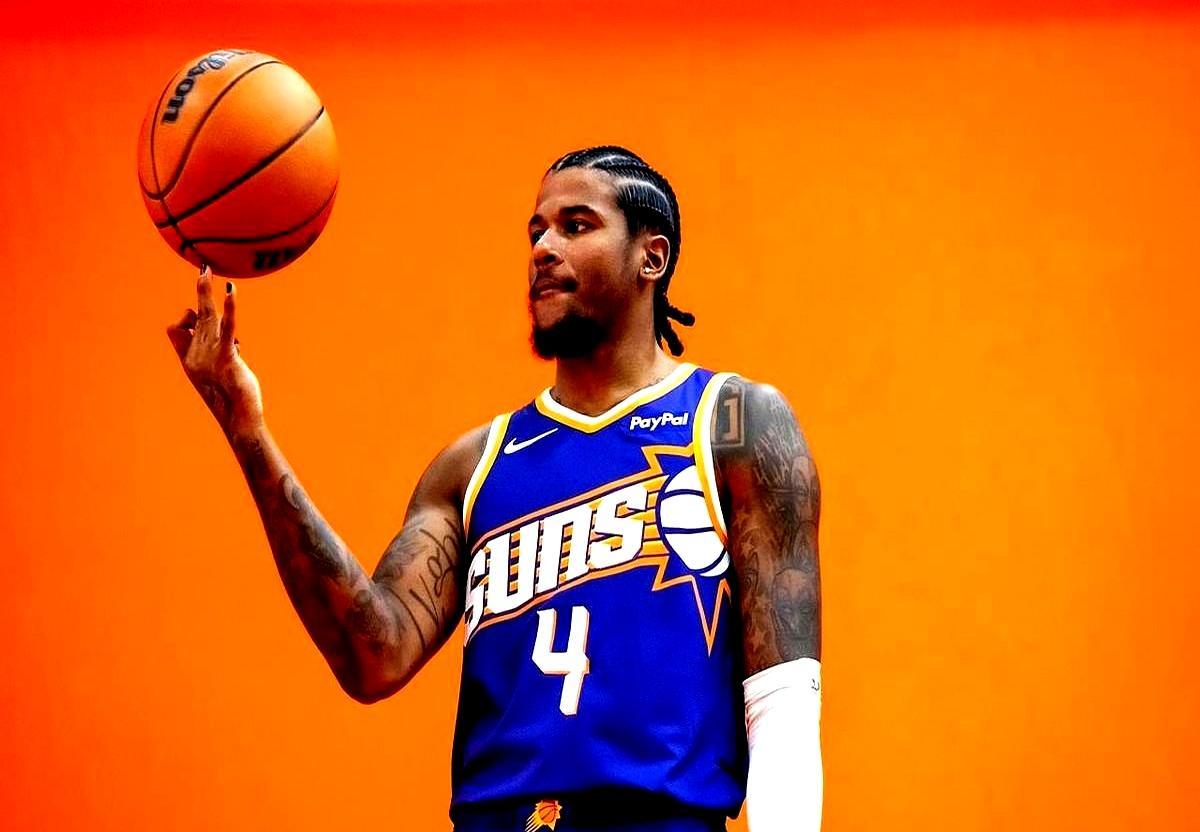 同样是20届的顶级天才，爱德华兹都成联盟新门面了，杰伦·格林前半赛季差点连场都上