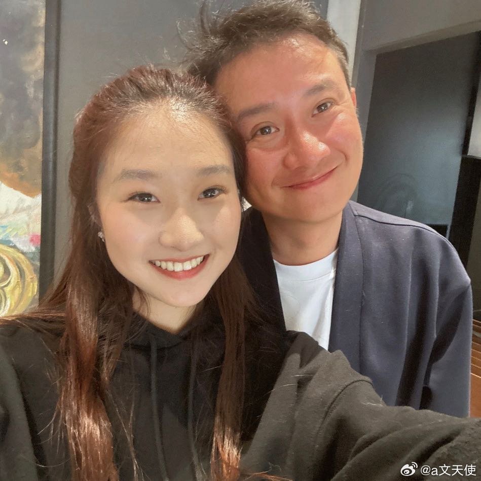 近日，演员文章与女儿文君竹（小名爱马）的合照引发广泛关注。照片中17岁的文君竹容