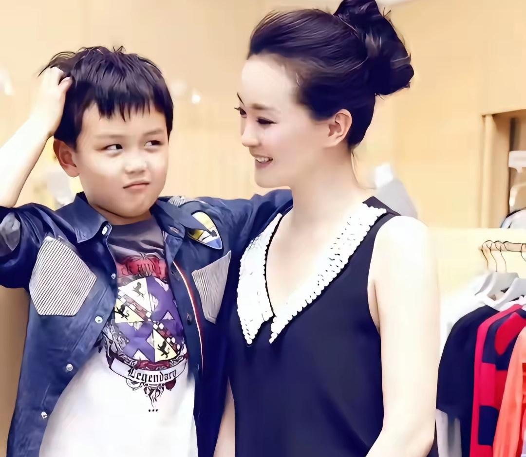 王艳儿子球球综艺镜头前颜值炸裂，母子拥抱时手却在抖。他刚说完妈妈尊重我，台下观