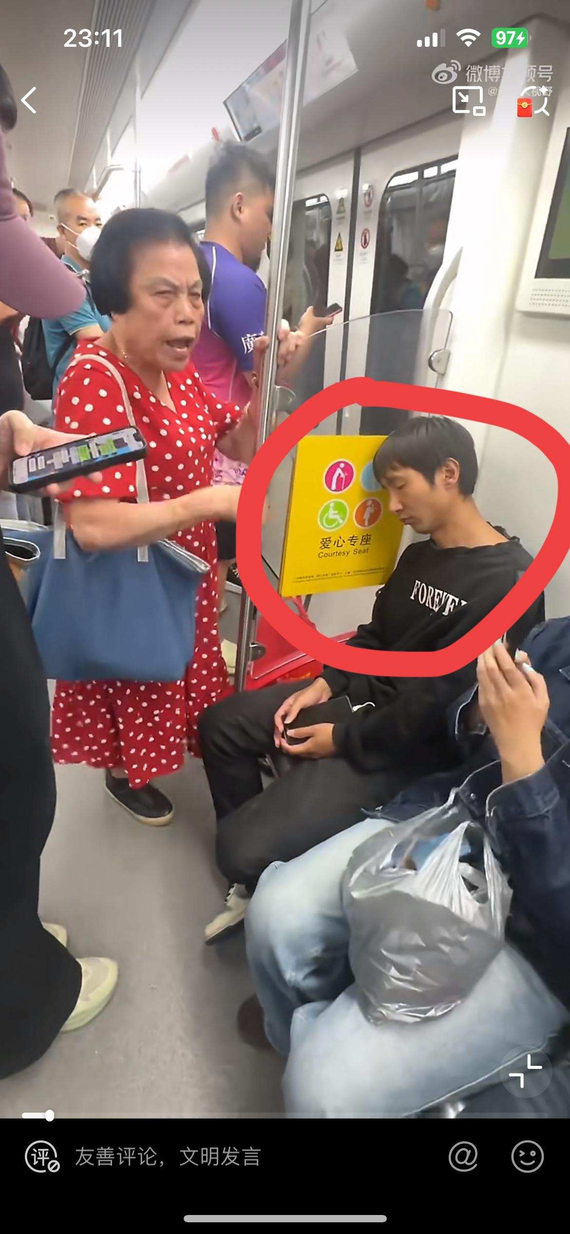 广州大妈地铁上要求一女生给她让座，女生拒绝了，大妈骂了一路。就这个怼人的架势，大