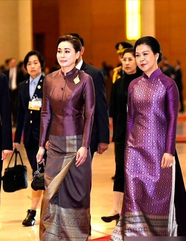 最高级的示好，是把你家的料子，直接裁成我家的国服穿在身上。河内晚宴上，越南夫