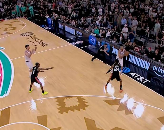 泰伦卢气炸了！巴图姆发完边线球，没有及时回到场内，当大洛把球传回来的时候，他