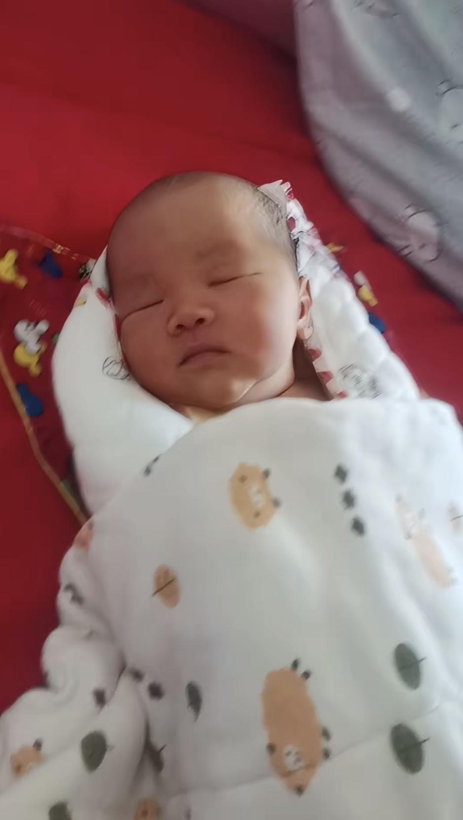 昨天回老家，听姑妈聊起表姐生孩子的事。说现在大家都不兴提着鸡蛋排骨上门了，直接微