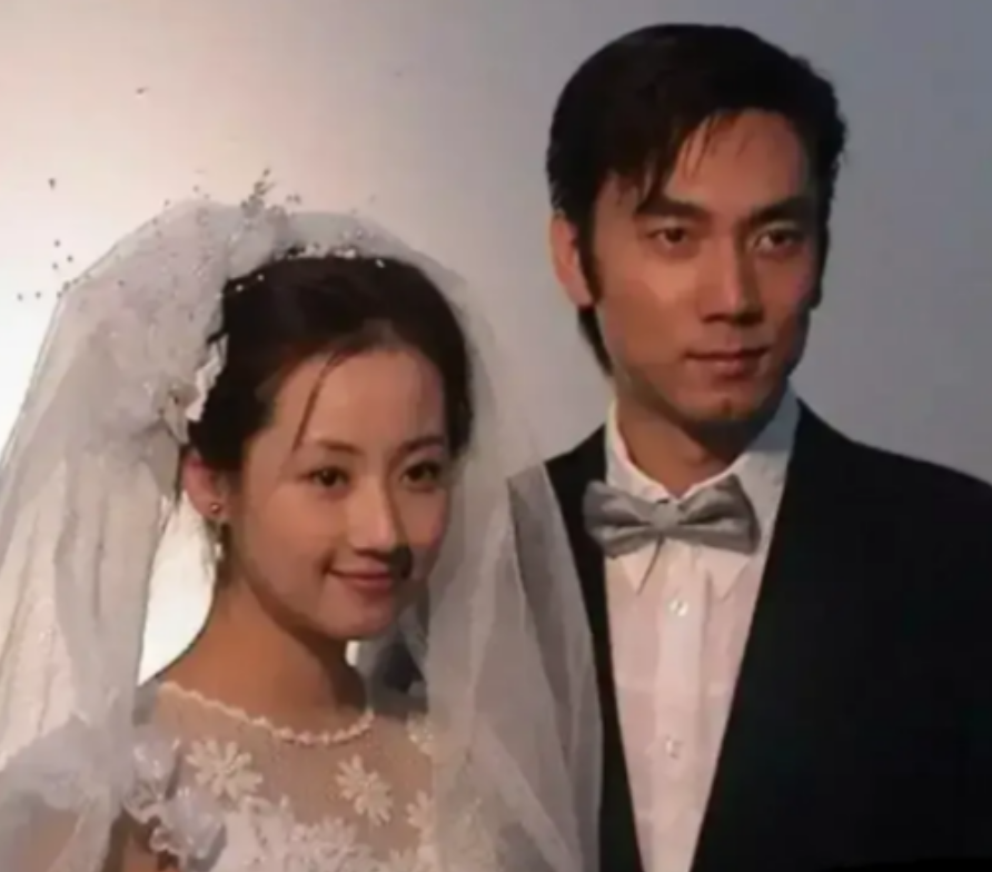 1994年，林依轮甩掉人老珠黄的发妻，转身娶了选美冠军西华，婚后他将600万积蓄