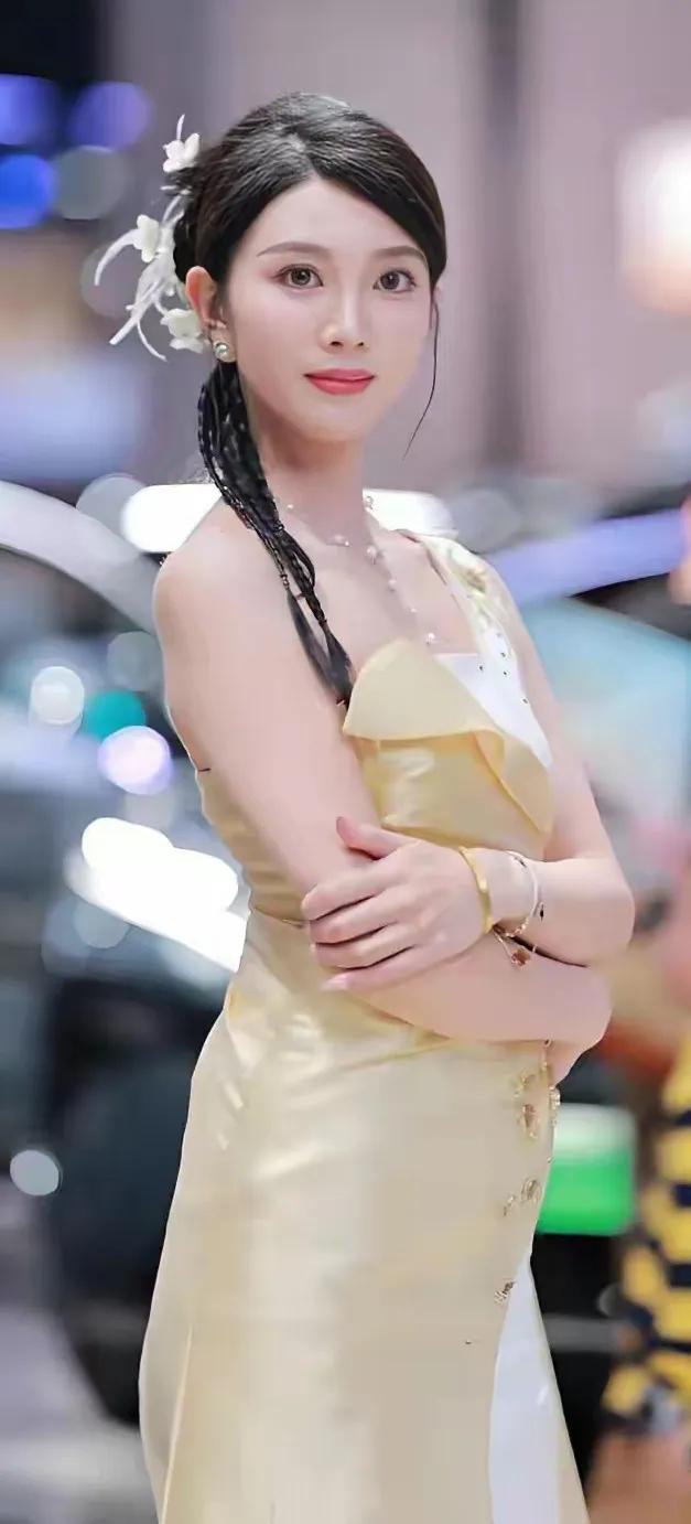 玉人如花，笑语盈盈。