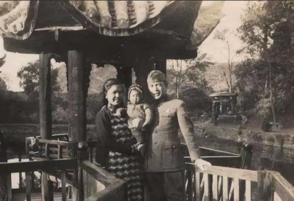 1938年，27岁国军将领陈尔晋，怀疑妻子出轨，跟踪时，见妻子上楼时，谁知，妻子