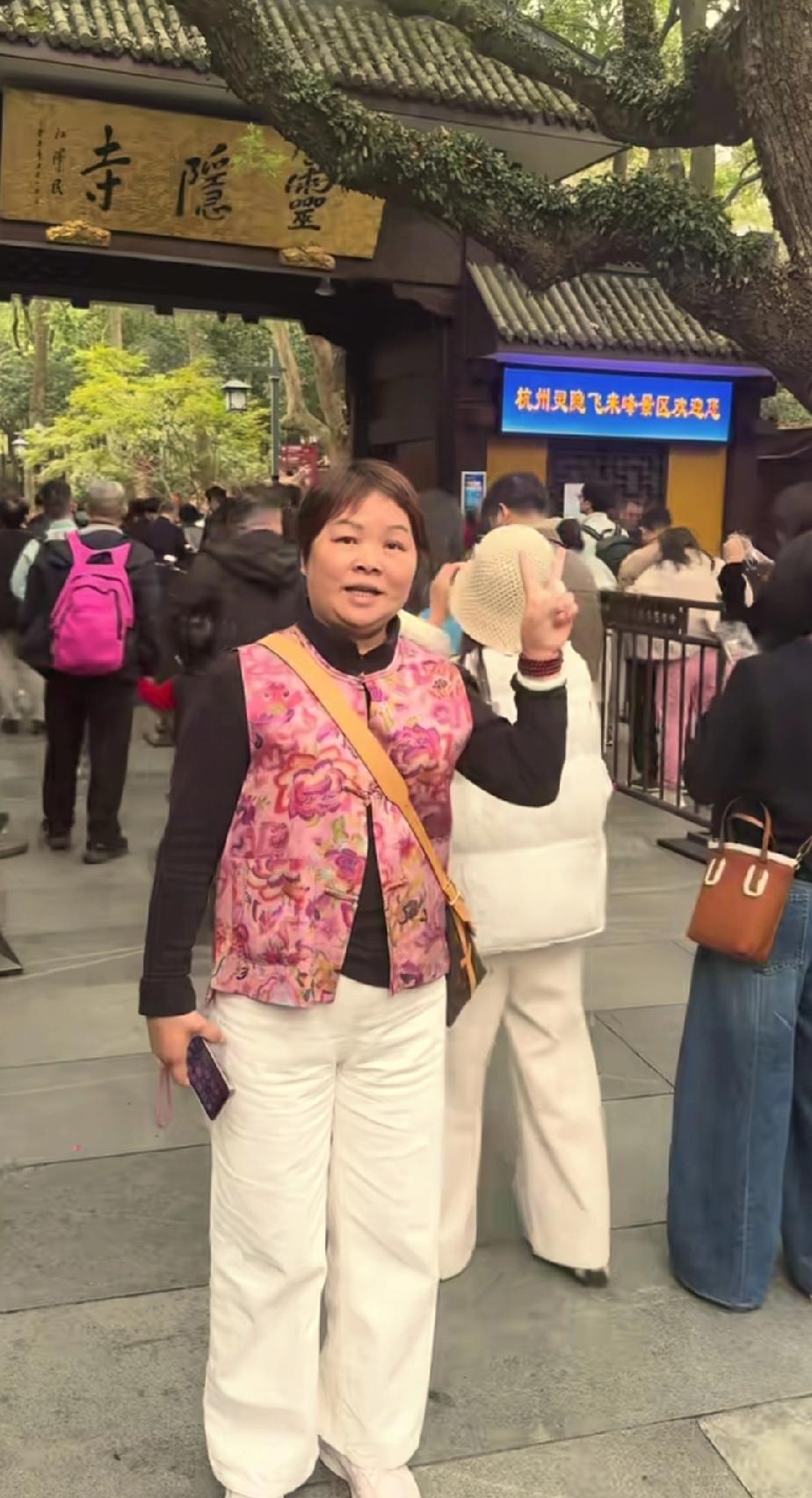 曾经，叶锐聪的妈妈带着小宝来到这里许愿，祈愿全家健康平安，盼着叶锐聪能早日归来。