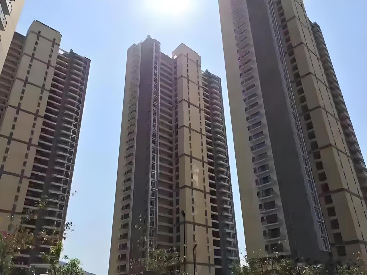 深圳，男子和妻子离婚时协议约定：等回迁房分配时，给大女儿、二女儿各分一套100平