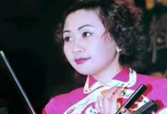 2003年，王慧为“救”德云社，偷偷将父亲送的车卖12000元全给郭德纲。父母大