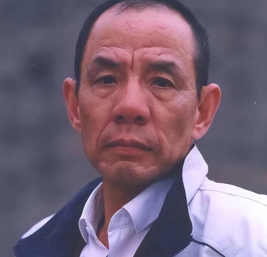 魏宗万月领四千块退休金买菜度日，唐国强代言接到手软老戏骨的晚年活成鲜明反