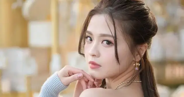 TVB空姐小花宣布离巢, 入行五年尝尽酸甜苦辣咸, 曾抱怨月入仅4位数