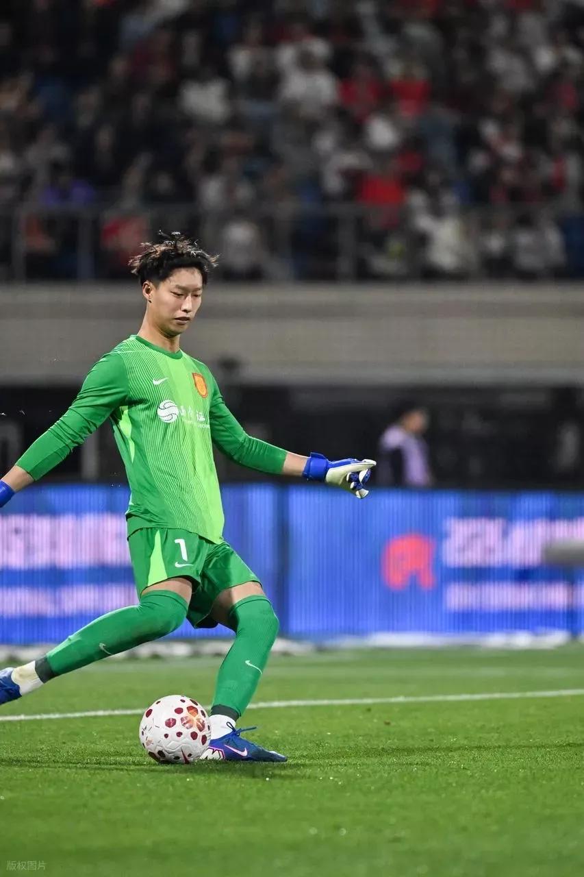 重庆铜梁龙真大胆守门员是位小年轻都知道这个赛季重庆铜梁龙队成了一匹成色很高的